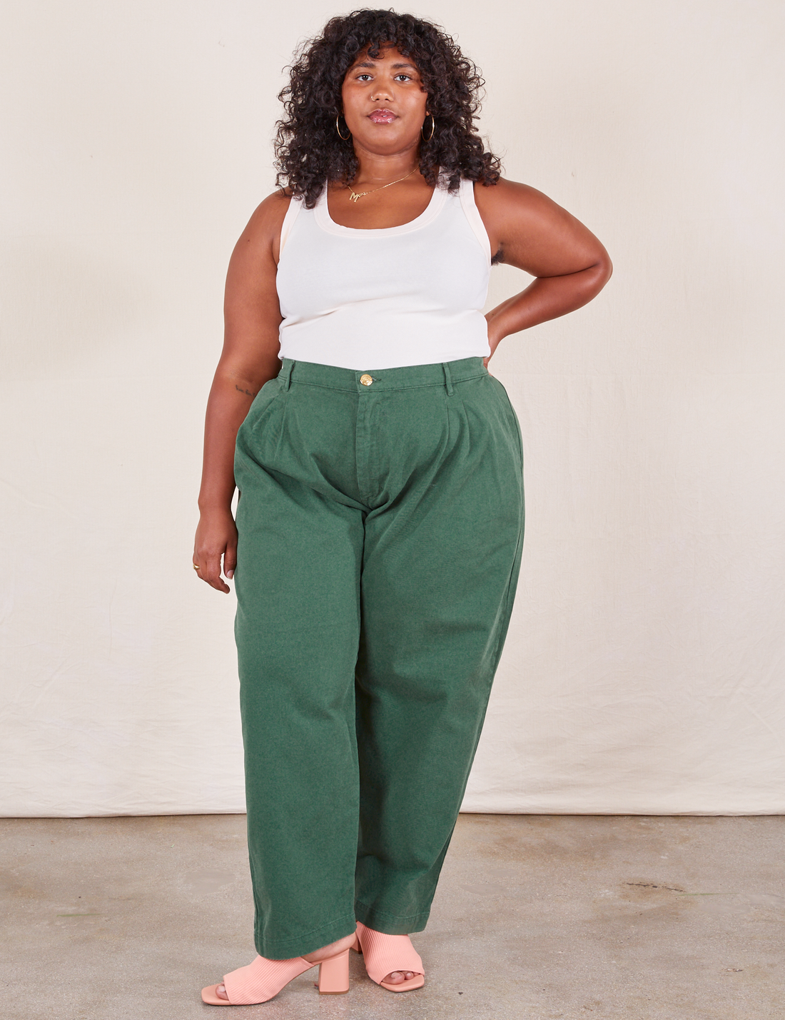 Morgan is 5'5" and wearing 1XL Heavyweight Trousers in Dark Emerald Green paired with a vintage off-white Tank Top