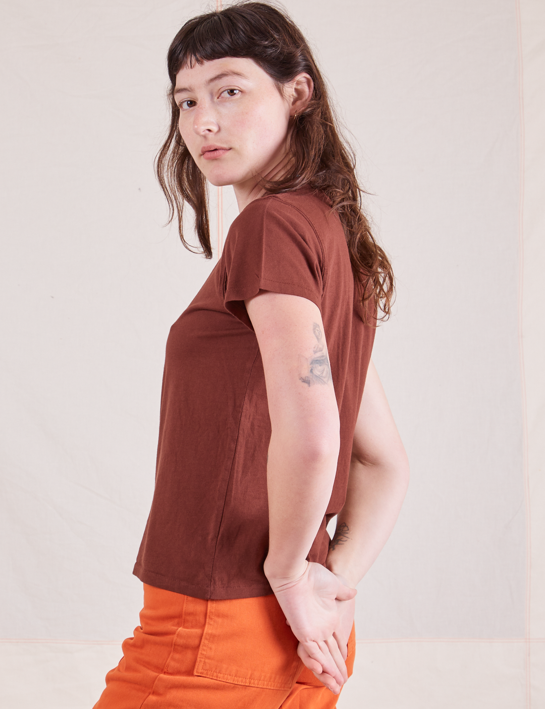 The Organic Vintage Tee in Fudgesicle Brown side view on Alex