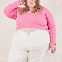 Catie is wearing 3XL  Long Sleeve V-Neck Tee in Bubblegum Pink paired with vintage off-white Western Pants