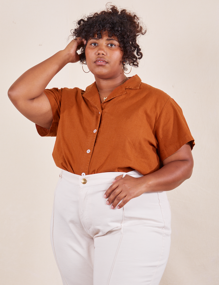 Pantry Button-Up in Burnt Terracotta on Morgan wearing vintage off-white Western Pants
