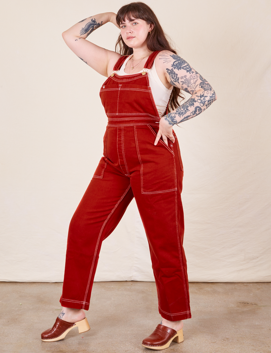 Sydney is 5'9" and wearing M Original Overalls in Paprika
