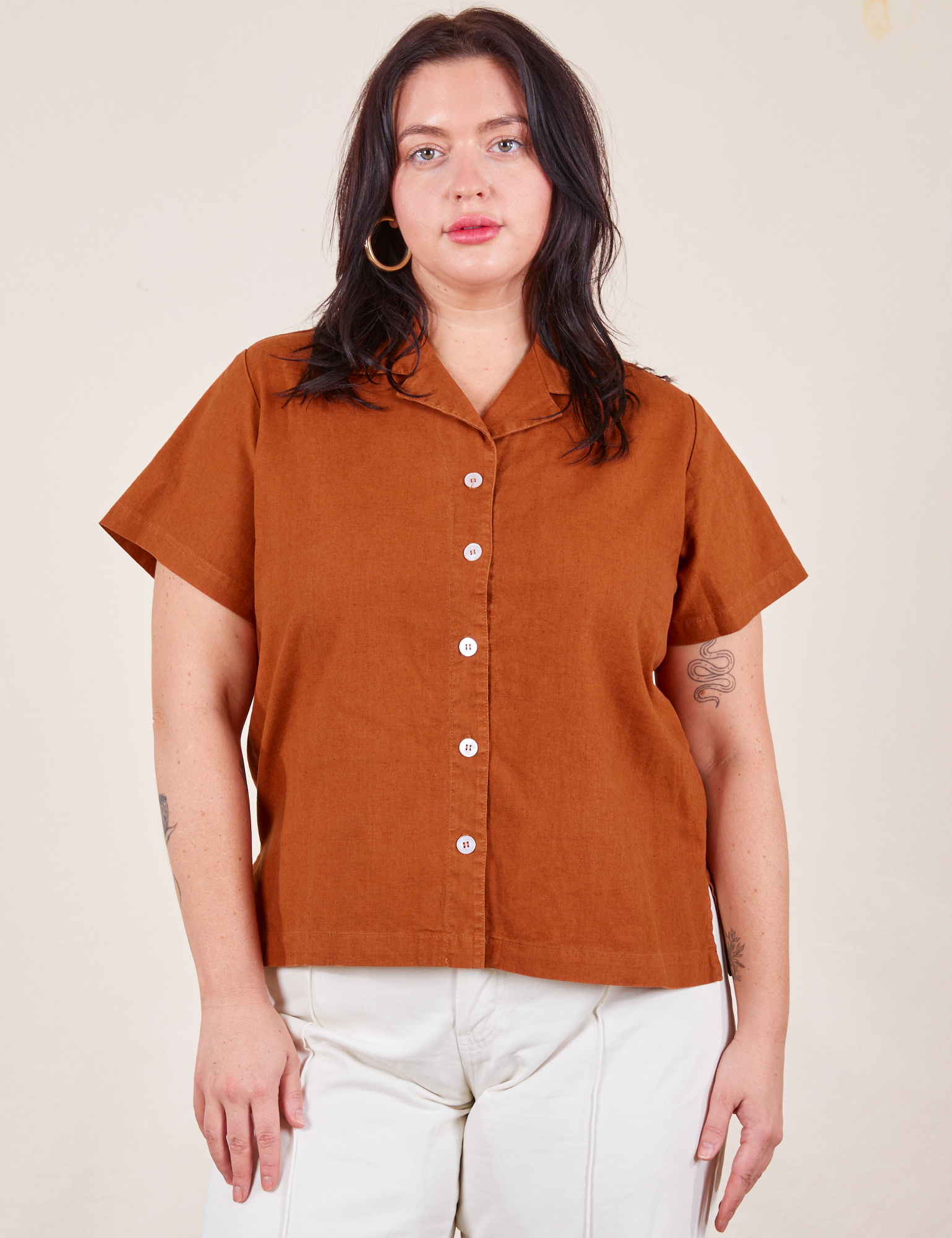 Faye is wearing Pantry Button-Up in Burnt Terracotta