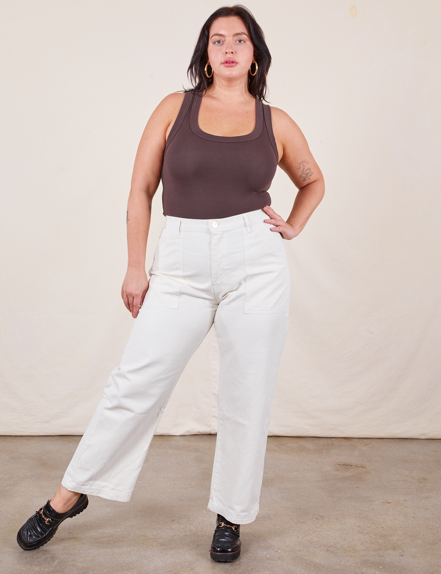 Faye is 5&#39;7&quot; and wearing L Work Pants in Vintage Tee Off-White paired with espresso brown Tank Top