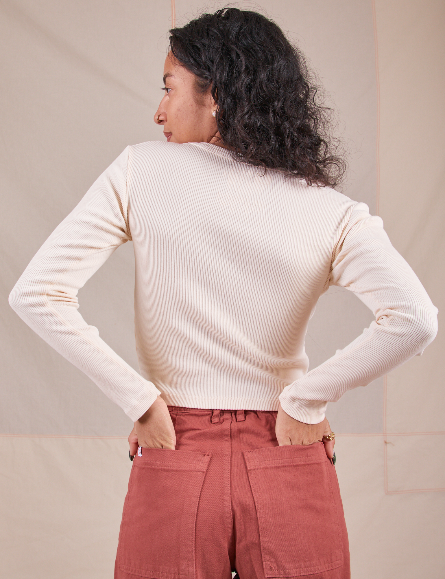 Back view of Long Sleeve V-Neck Tee in Vintage Tee Off-White worn by Blair