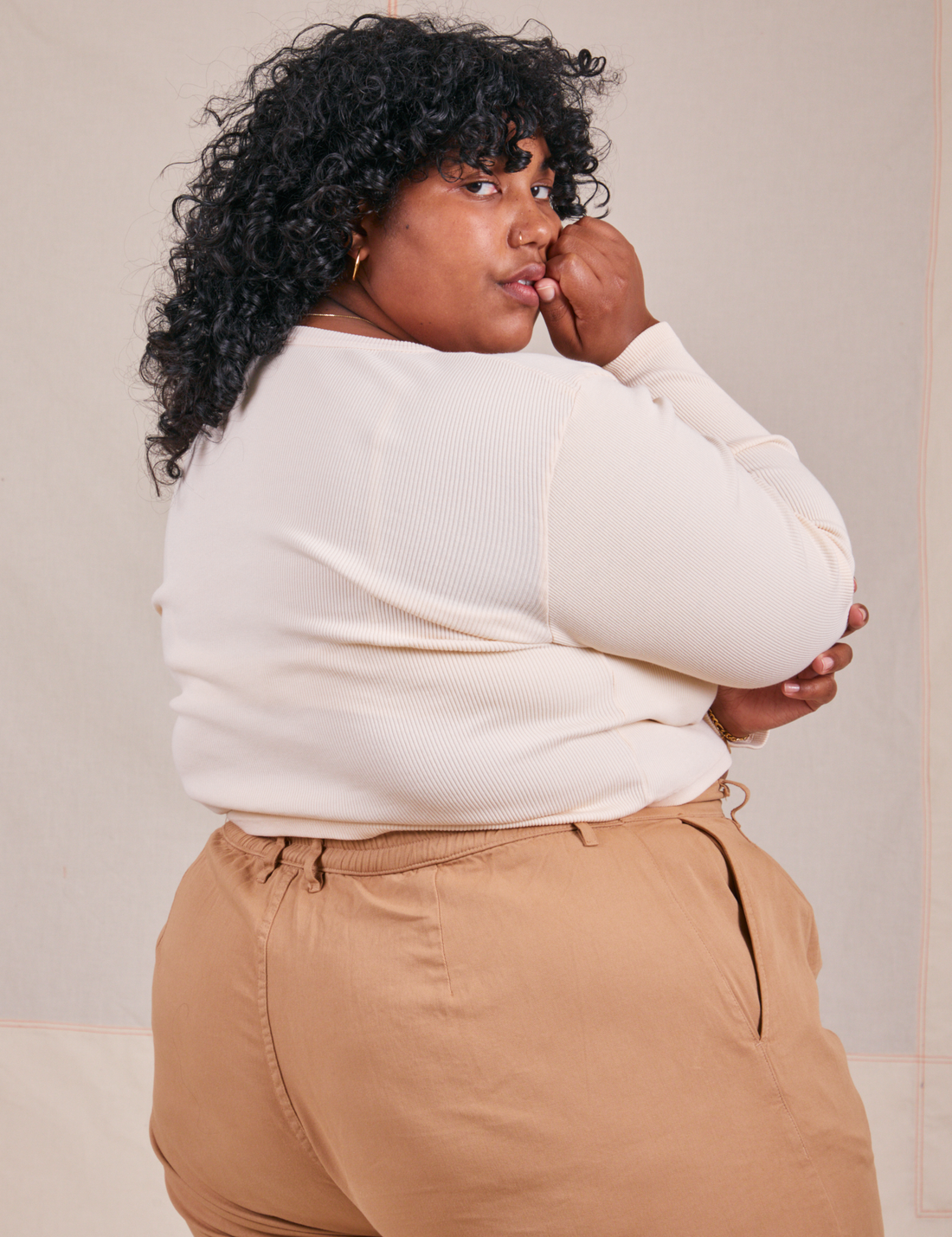 Angled back view of Long Sleeve V-Neck Tee in Vintage Tee Off-White worn by Morgan